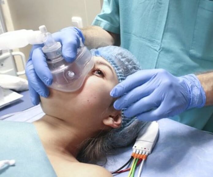 c anaesthetist preparing patient for surger spl