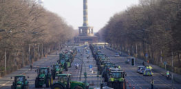 screenshot germany thousands of farmers protest in berlin dw
