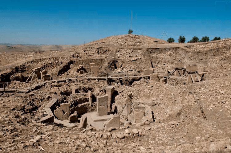 The Neolithic archaeological site Göbekli-Tepe in Turkey is one of the locations Hancock visits in Ancient Apocalypse. Teomancimit, CC BY-SA