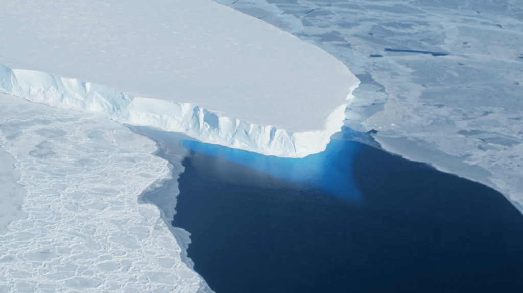 Il ghiacciaio Thwaites in Antartide continua a ritirarsi: cambiamento climatico, fenomeno naturale o entrambi?