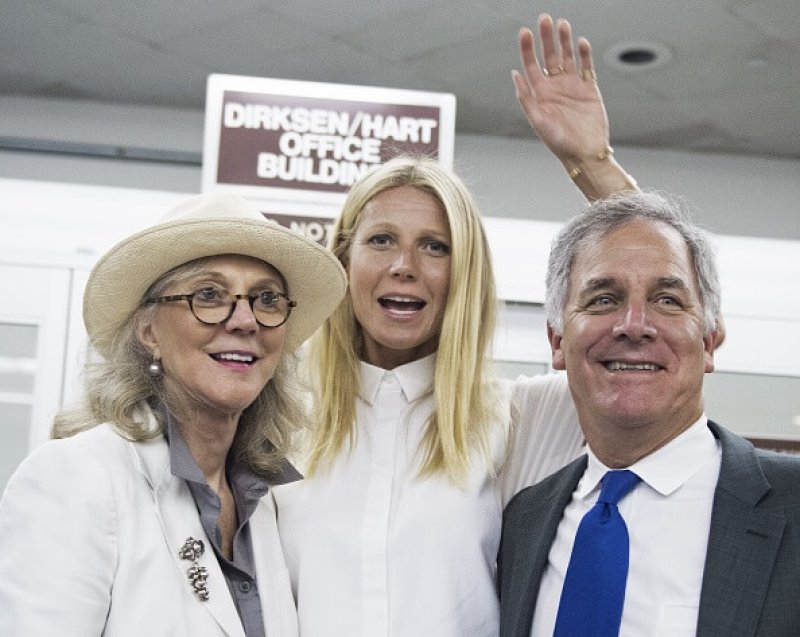 Academy award-winning actress Gwyneth Paltrow(C), poses with her actress mother, Blythe Danner(L), and Gary Hirshberg(R)
