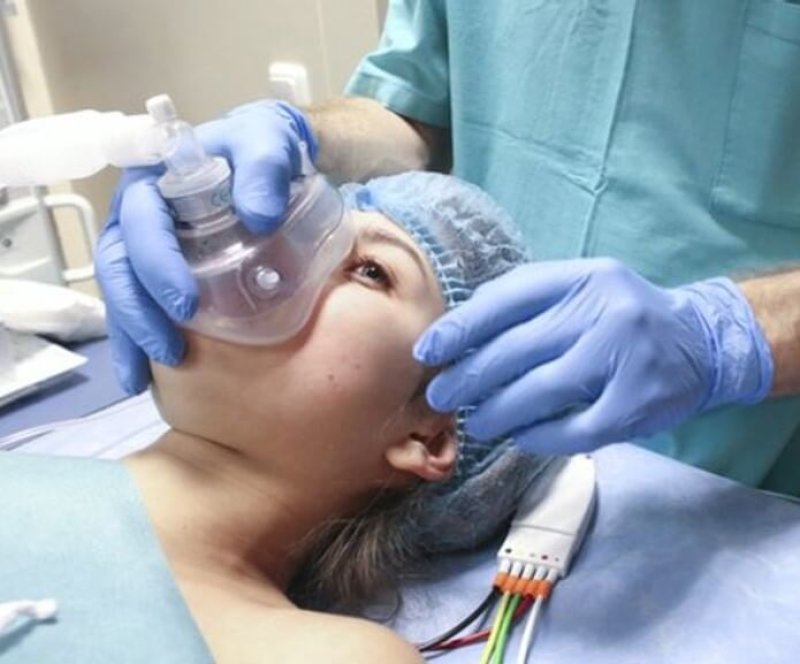 c anaesthetist preparing patient for surger spl