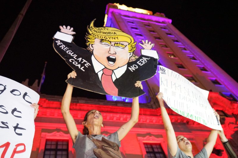 Anti Trump Holsten