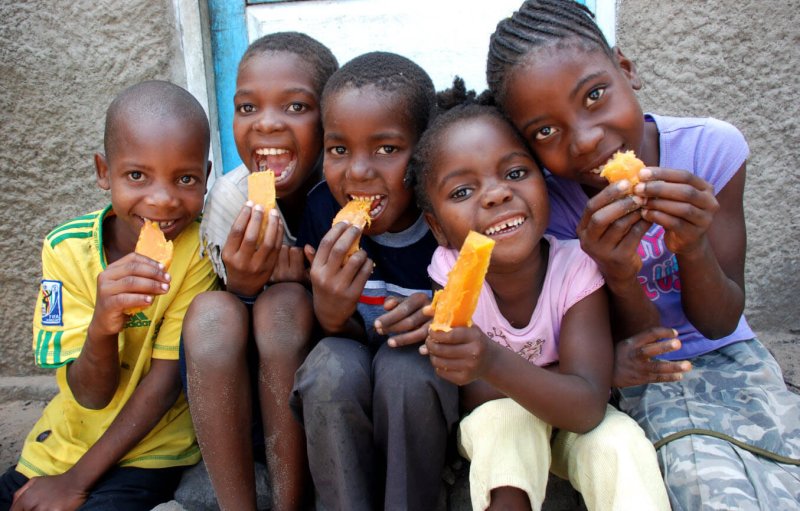 Children eating OFSP in Munguini
