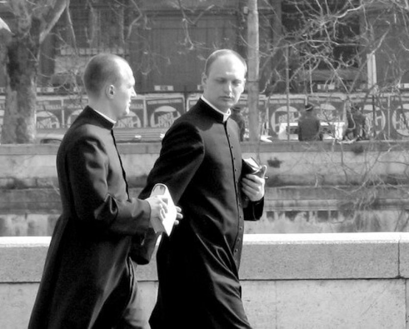 Priests rome e
