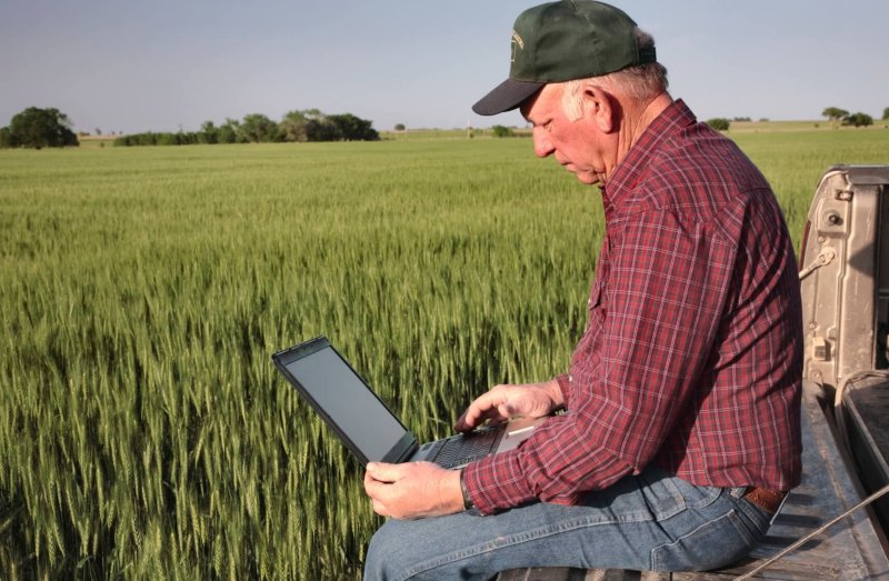 Tegnologie technology tech laptop farmer rekenaar