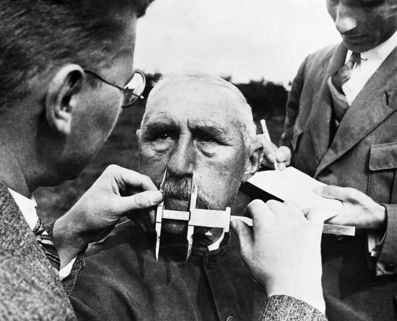 Nazi officials use calipers to measure an ethnic German's nose on January 1, 1941. Credit: Hulton-Deutsch Collection / CORBIS / Corbis via Getty Images