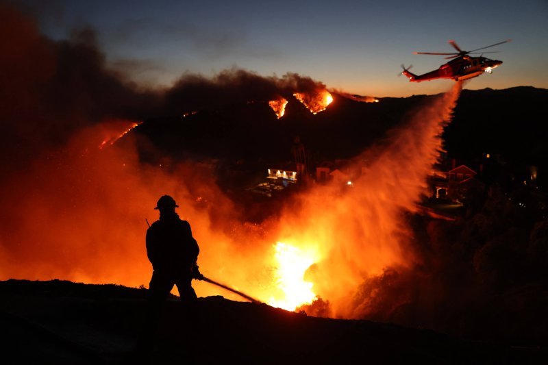 firefighter-tackles-la-wildfire-january-2025