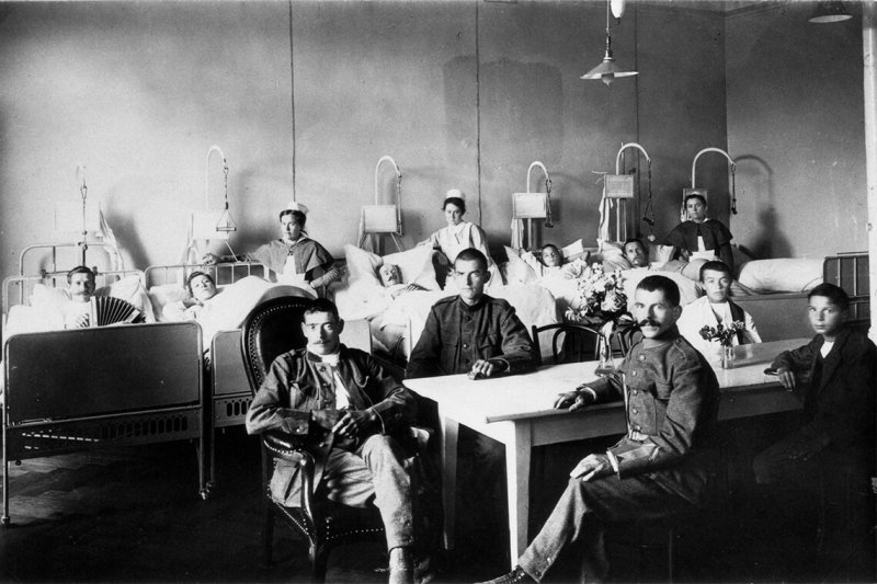 Members of the Swedish Army in the Olten Hospital. Credit: RDB/Ullstein Bild/Getty Images