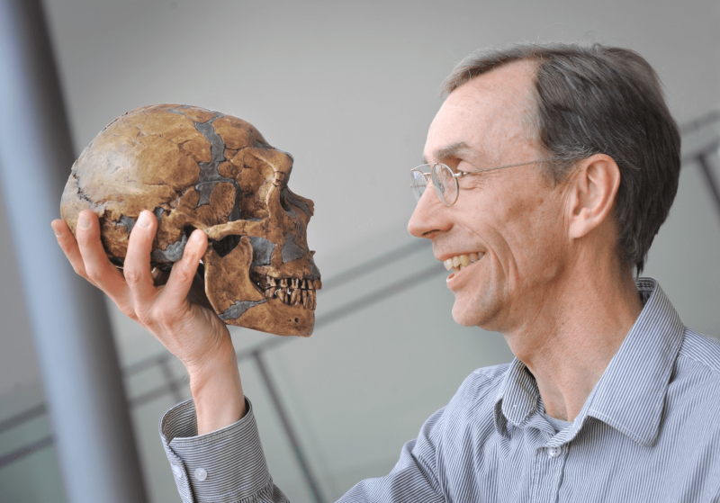 Dr. Svante Pääbo holding the skull of a Neanderthal. Credit: Frank Vinken/Max Planck Society