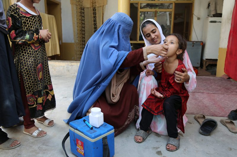 polio vaccinating child afghanistan