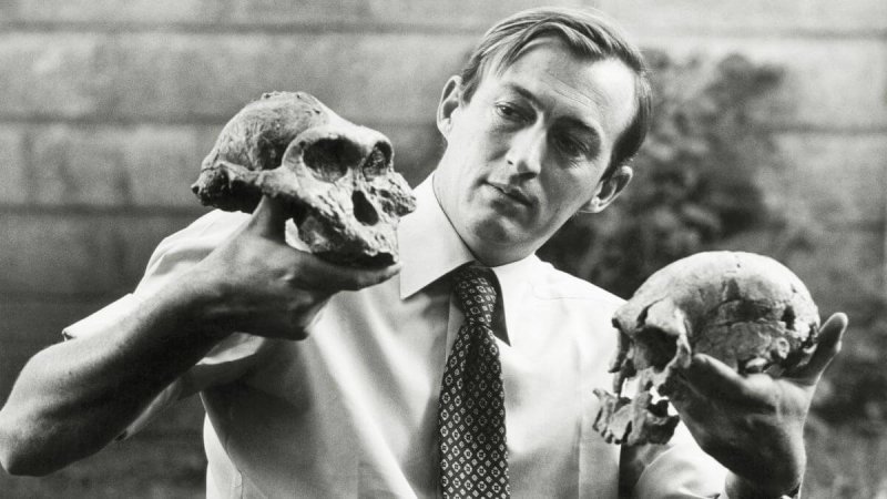 Richard Leakey in 1977 with two discovered skulls. Credit: CNN