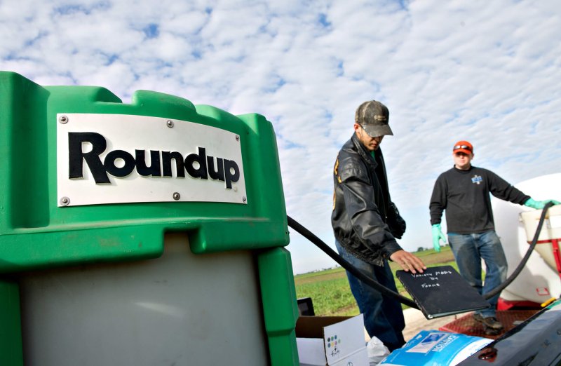 Farmers Matt Wiggeim, right, and Cody Gibson mix Monsanto Co.'s Roundup herbicide near a corn field in Kasbeer, Illinois. Credit: Daniel Acker/Bloomberg