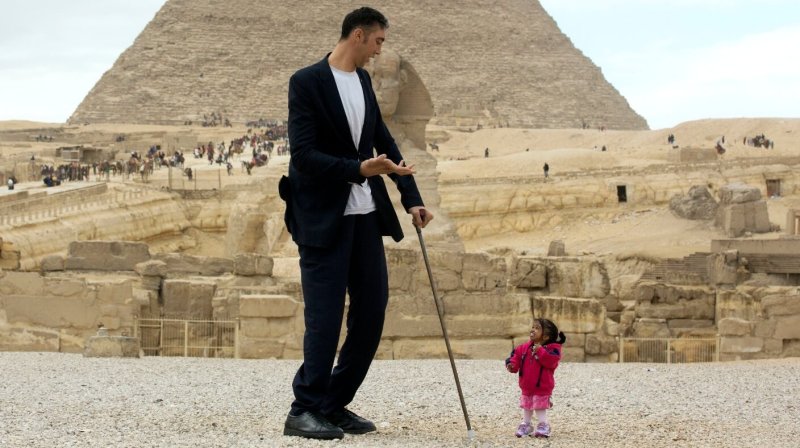 World's tallest man Sultan Kosen meets the world's shortest woman, Jyoti Amge. Credit: ITV