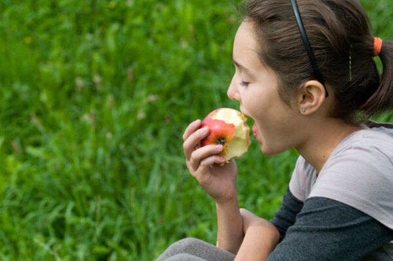 teen girl eating apple csz v